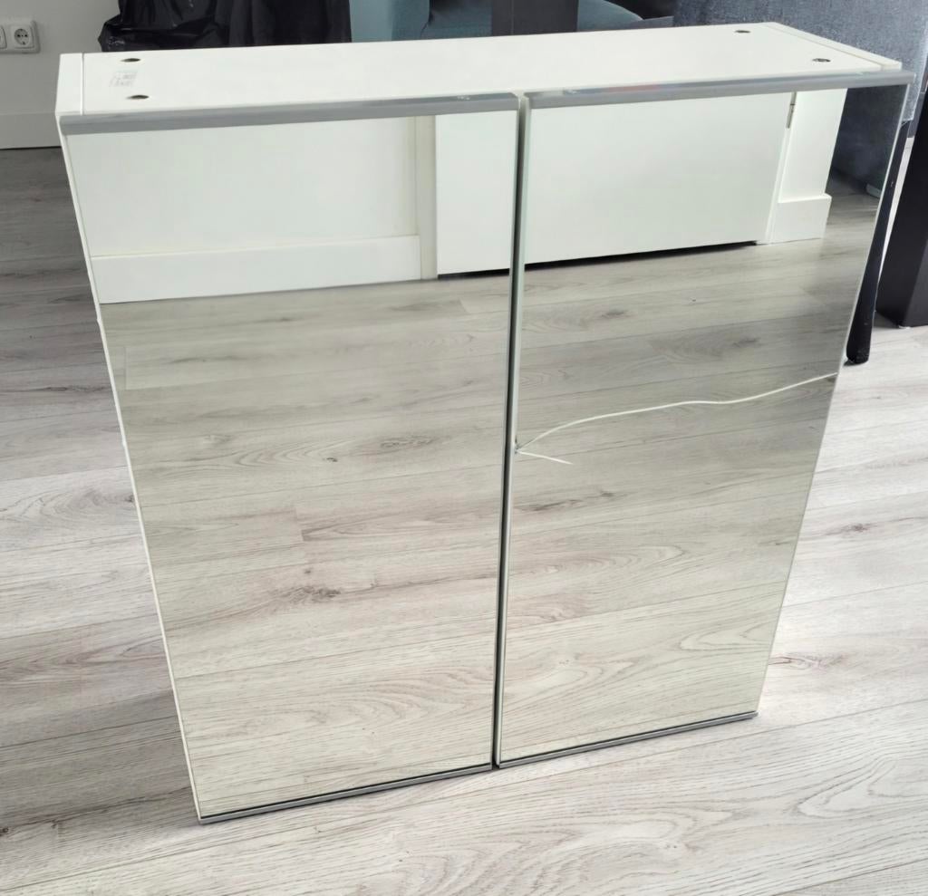 Badkamerkast (LET OP met scheur in 1 deur), Huis en Inrichting, Badkamer | Badkamermeubels, Ophalen, (Half)hoge kast, Minder dan 50 cm