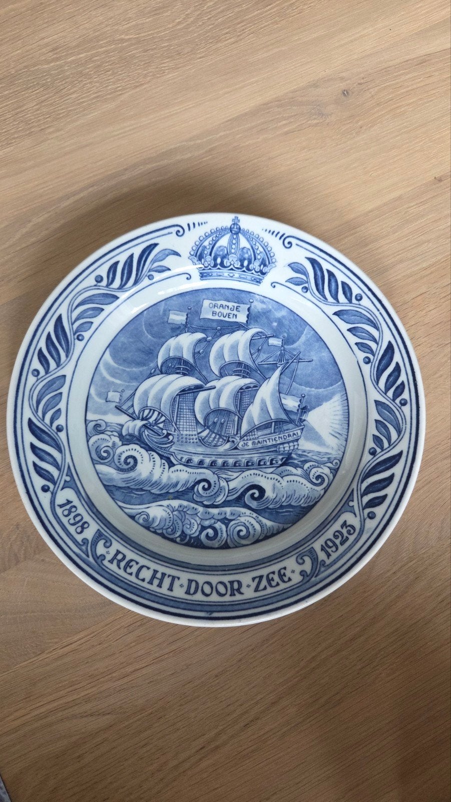 Antiek herdenkingsbord Wilhelmina 1923 recht door zee Regout, Ophalen of Verzenden