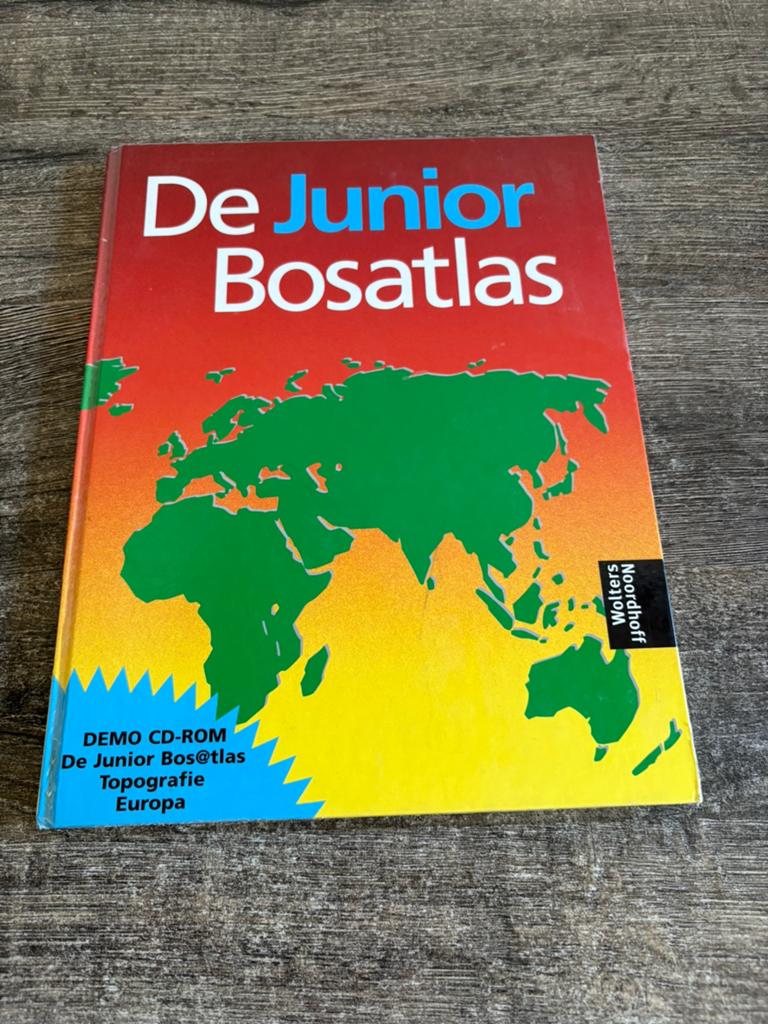 De junior bosatlas inclusief bijbehorende cd-rom, Boeken, Atlassen en Landkaarten, Bosatlas, 2000 tot heden, Ophalen of Verzenden