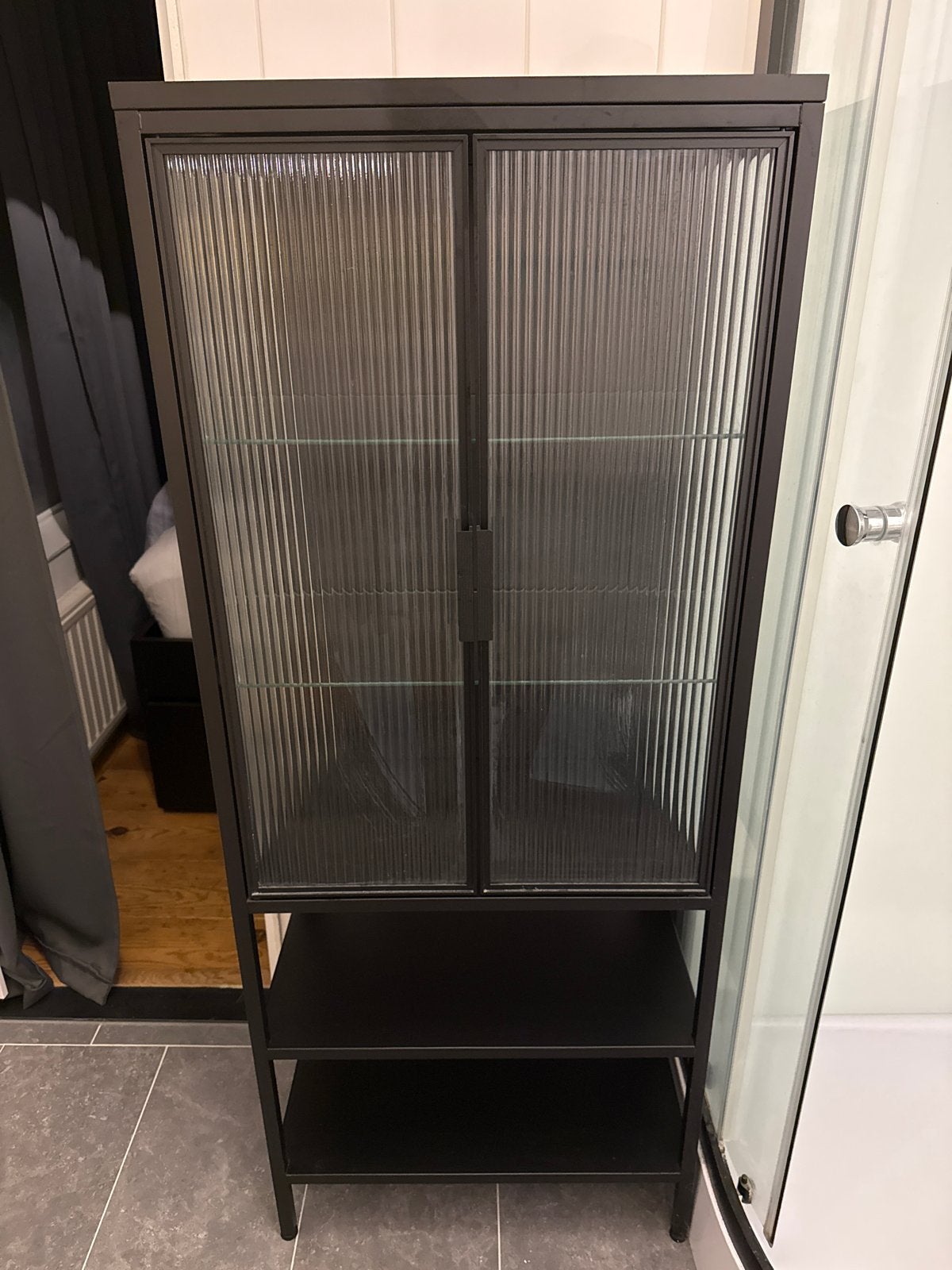 Zwarte vitrinekast met geribbeld glas en open schappen, Ophalen, 100 tot 150 cm, 50 tot 100 cm, Zo goed als nieuw