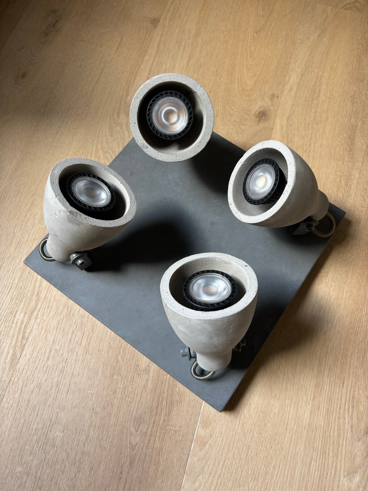 Betonnen Plafondspot met 4 Richtbare Spots - Grijs, Huis en Inrichting, Overige materialen, Gebruikt, GU10, Ophalen of Verzenden