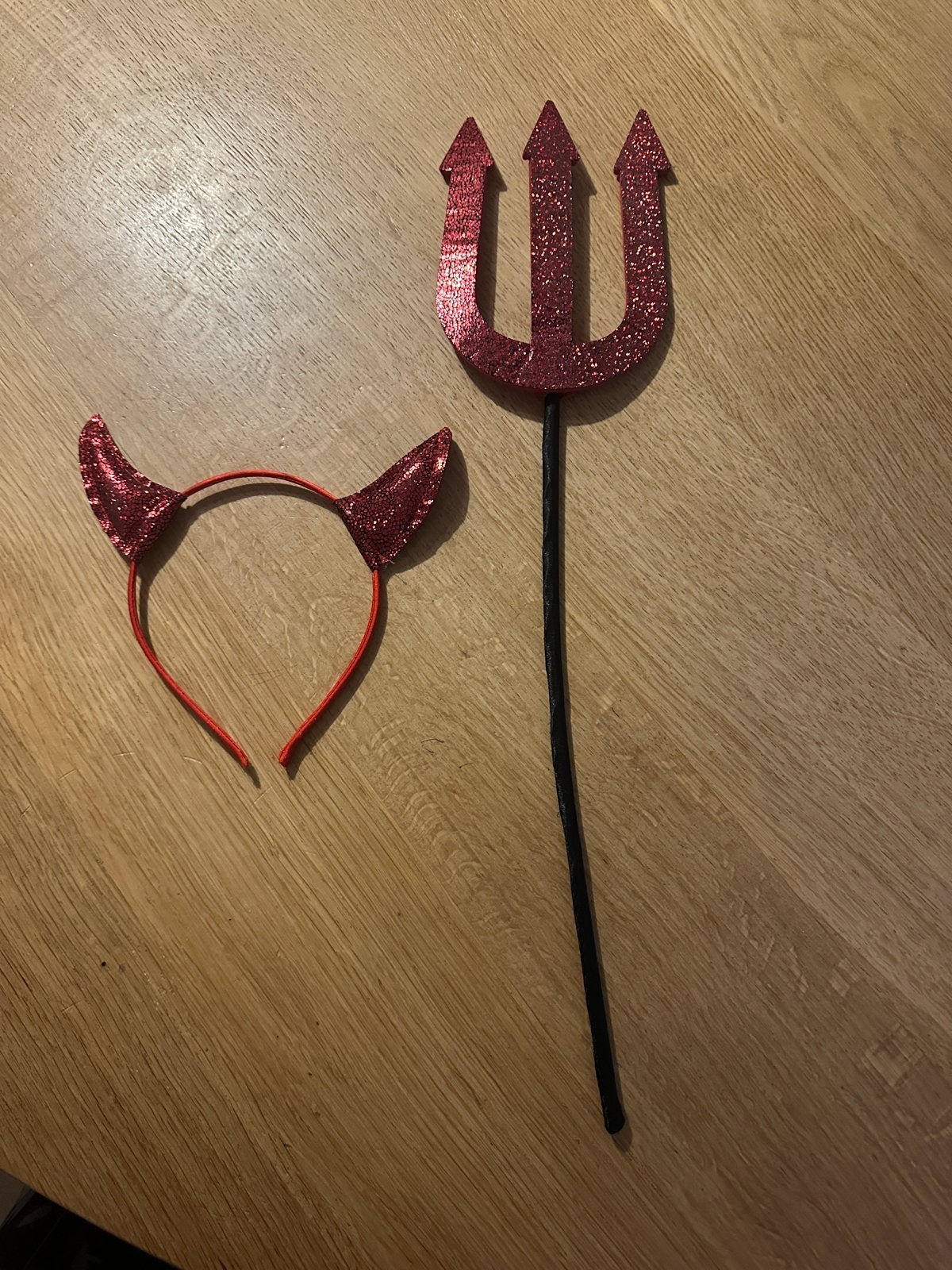 Halloween duivel set: diadeem met hoorns en drietand, Ophalen of Verzenden, Zo goed als nieuw, Feestartikel, Halloween of Griezel