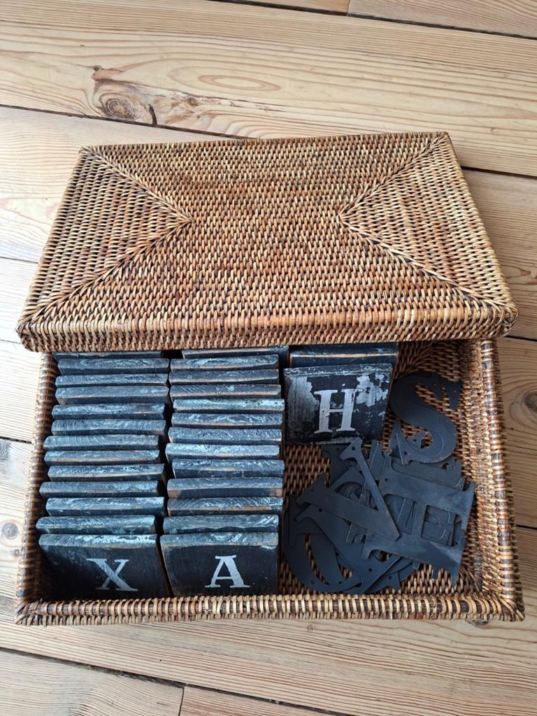 Mooie stevige rieten mand met letters, Ophalen of Verzenden