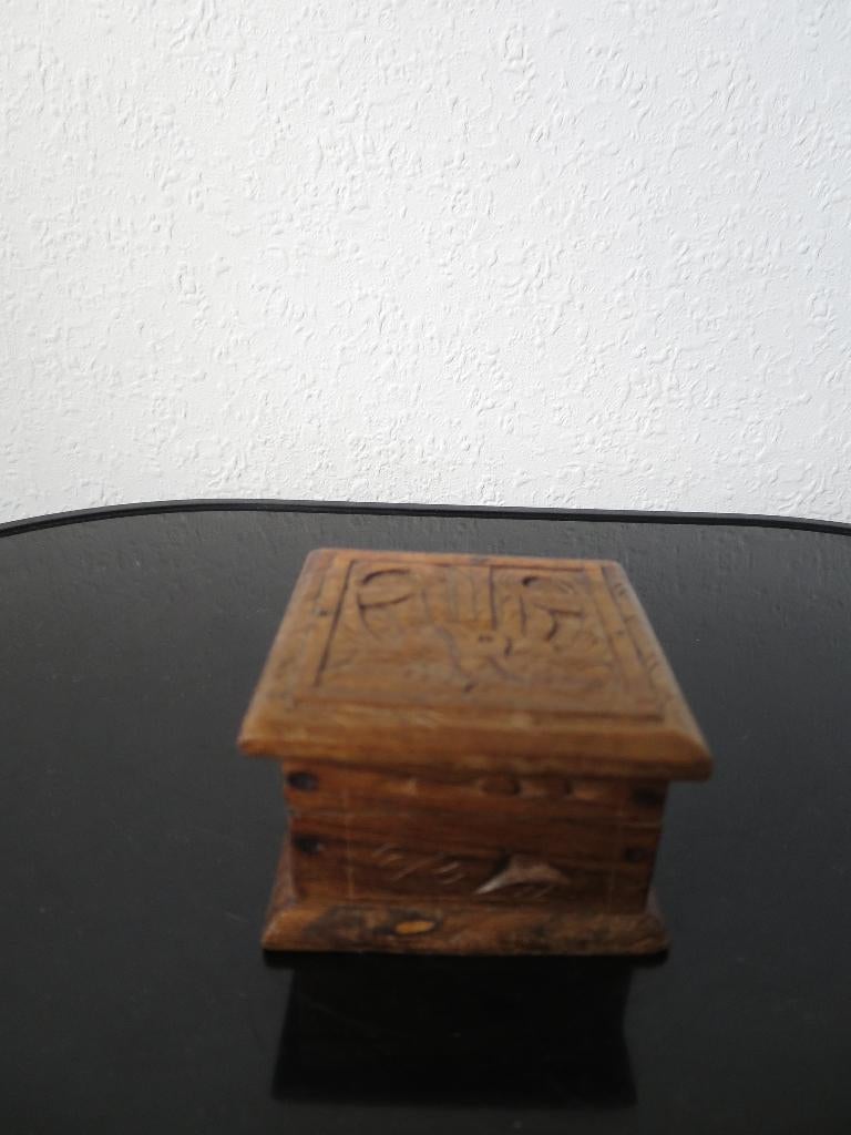 mooi doosje uit hout gesneden 8,5/8,5 cm, Antiek en Kunst, Kunst | Beelden en Houtsnijwerken, Ophalen of Verzenden