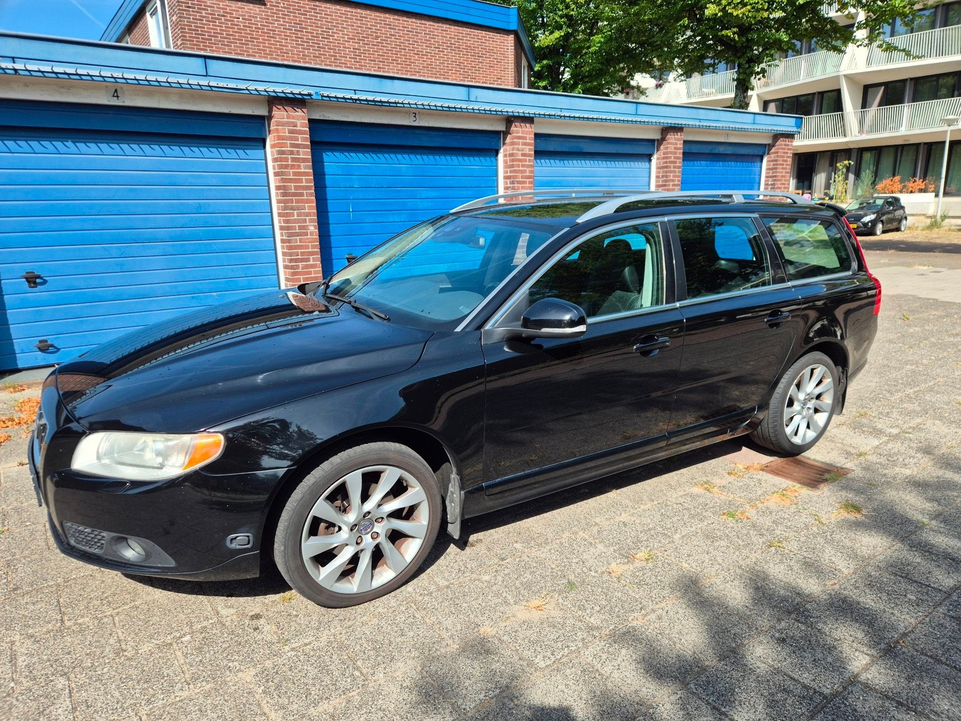 Volvo V70 1.6 T4F Summum LPG-G3 AUTOMAAT, LEER, Gebruikt, 4 cilinders, Zwart, 1600 kg