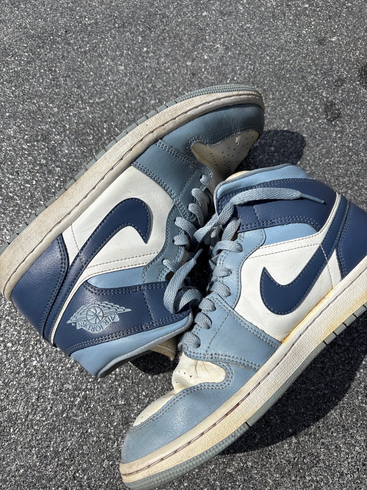 Nike Air Jordan 1 Mid 'Light Smoke Grey' - Maat 41, Kleding | Dames, Ophalen of Verzenden, Gedragen, Blauw, Sneakers of Gympen