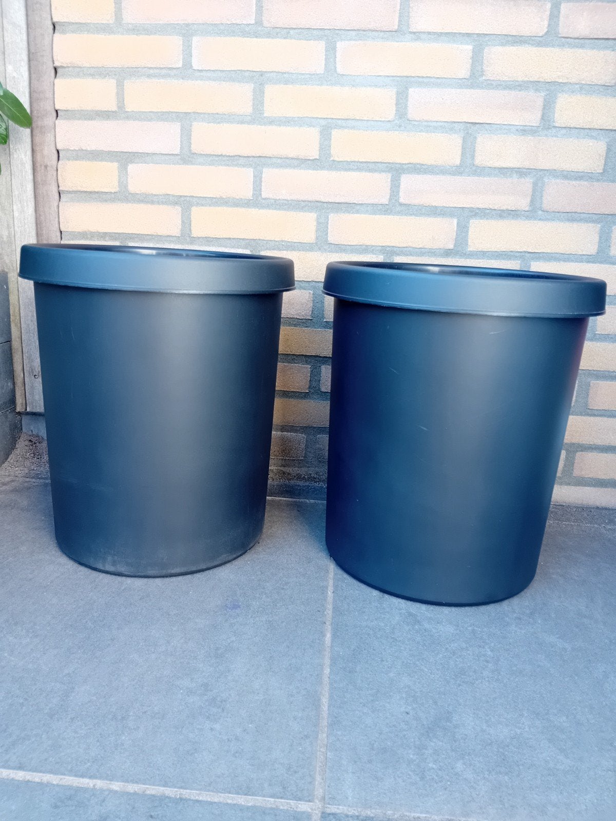 2 grote zwarte bloembakken - Hoogte 42 cm, Doorsnee 35 cm, Kunststof, Gebruikt, Rond, Binnen