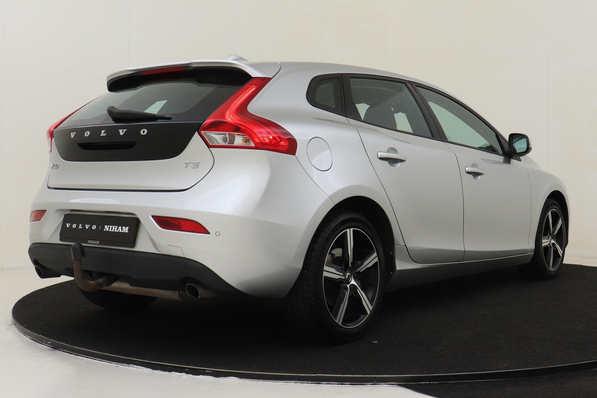 Volvo V40 T3 MOMENTUM -CRUISE|STOELVERW.|STANDKACHEL|PDC.A|H, Auto's, Voorwielaandrijving, 12 maanden, Euro 6, 4 cilinders