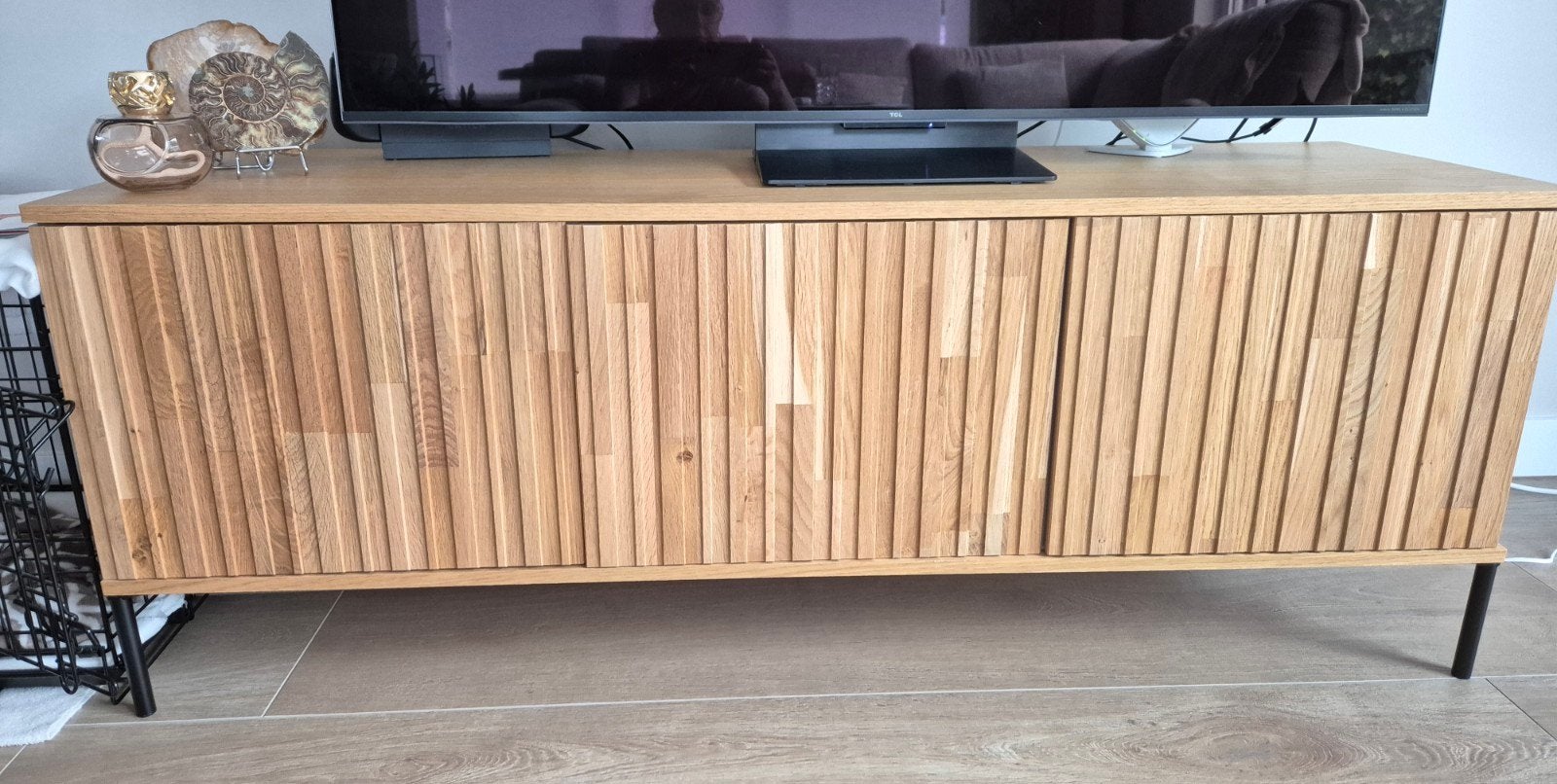 Tv meubel woood new gravure, Huis en Inrichting, Kasten | Televisiemeubels, Ophalen, 100 tot 150 cm, Modern, Scandinavisch, Zo goed als nieuw