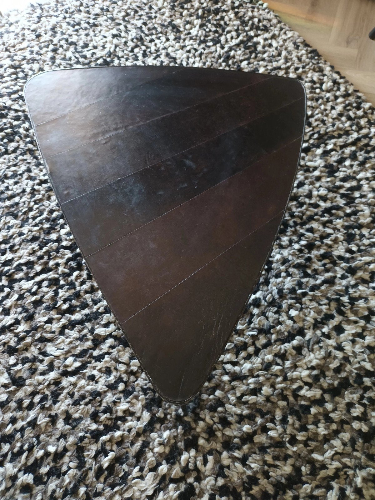 Stijlvolle driehoekige salontafel - Donker hout, Huis en Inrichting, Tafels | Salontafels, Gebruikt, 50 tot 100 cm, Modern, Industrieel