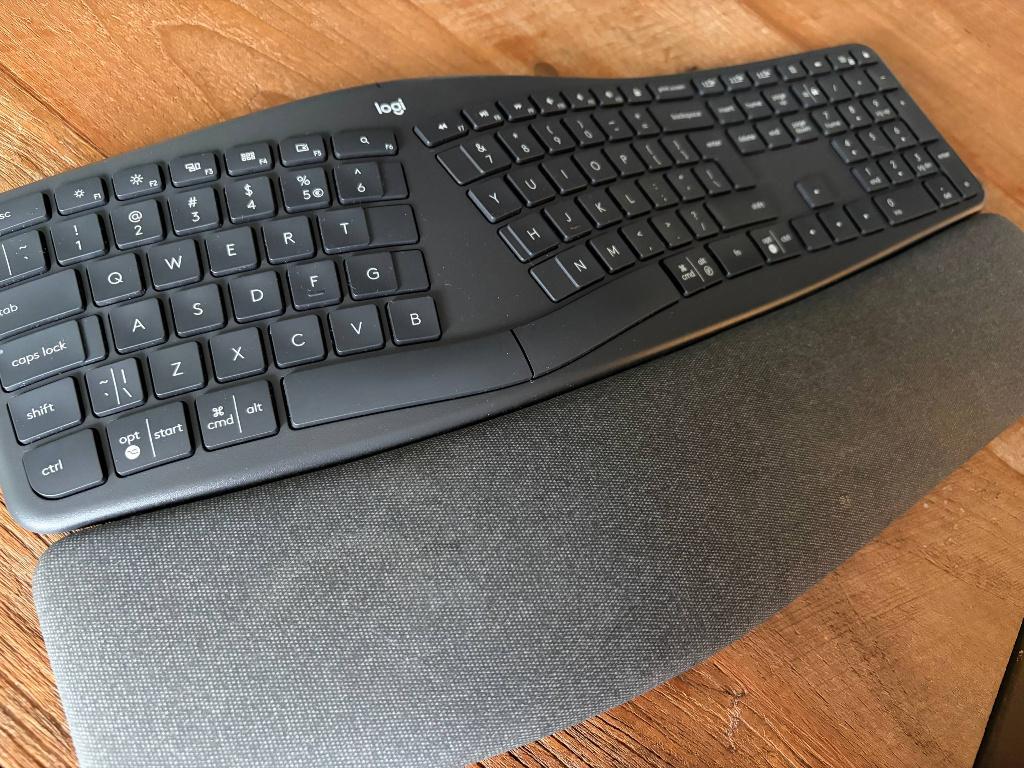 Logitech K860 Ergo (geen dongle), Computers en Software, Toetsenborden, Zo goed als nieuw, Qwerty, Draadloos, Ergonomisch, Multimediatoetsen