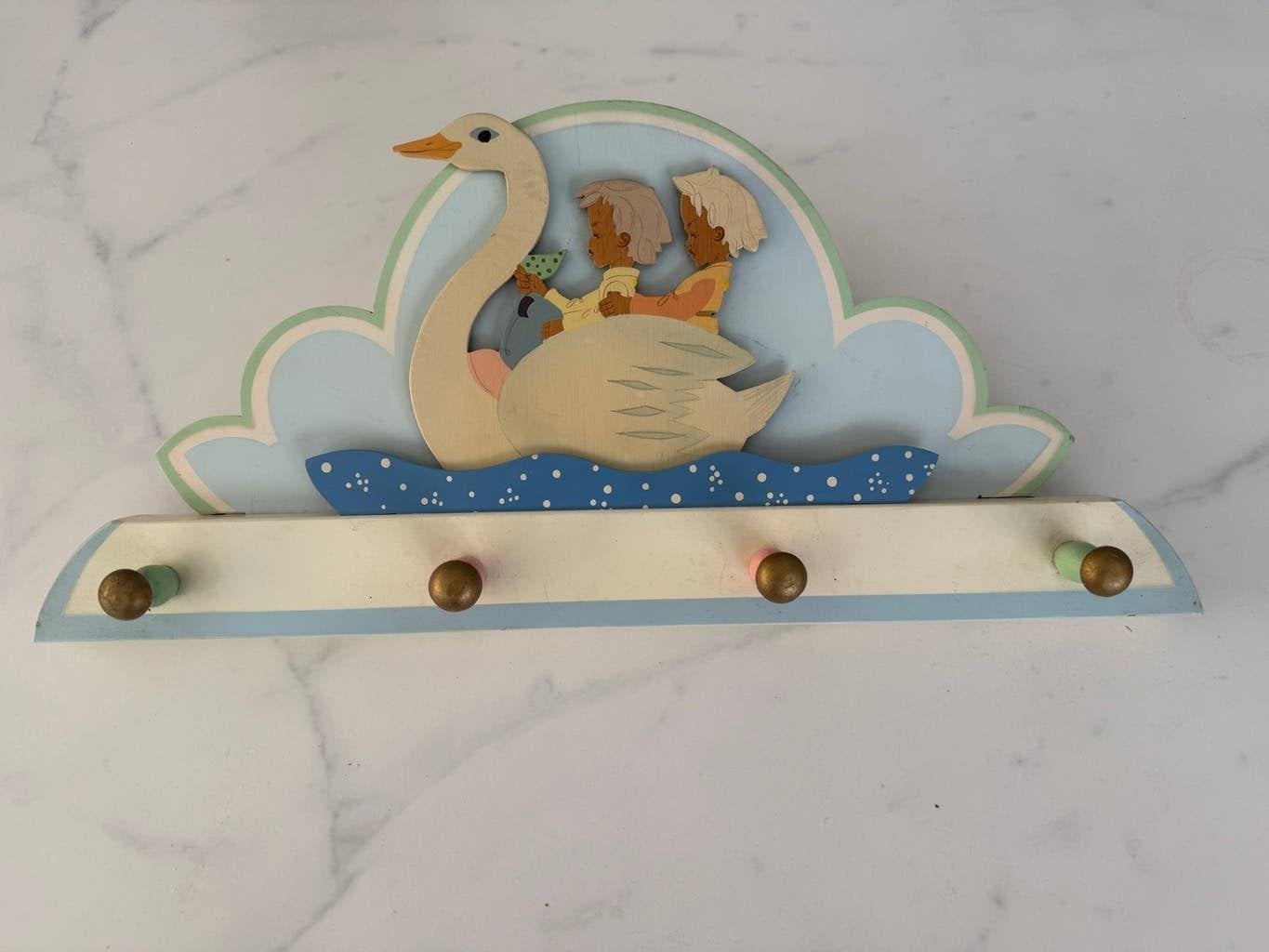 Vintage jaren '50 kinderkapstok met zwanen en kinderen, Gebruikt, Verzenden, Minder dan 100 cm, Kinderkapstok