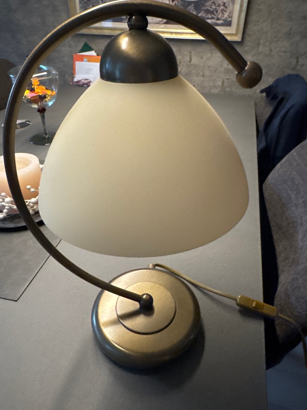 Klassieke tafellamp met glazen kap en metalen voet, Ophalen, Met schakelaar, Gebruikt, Goud