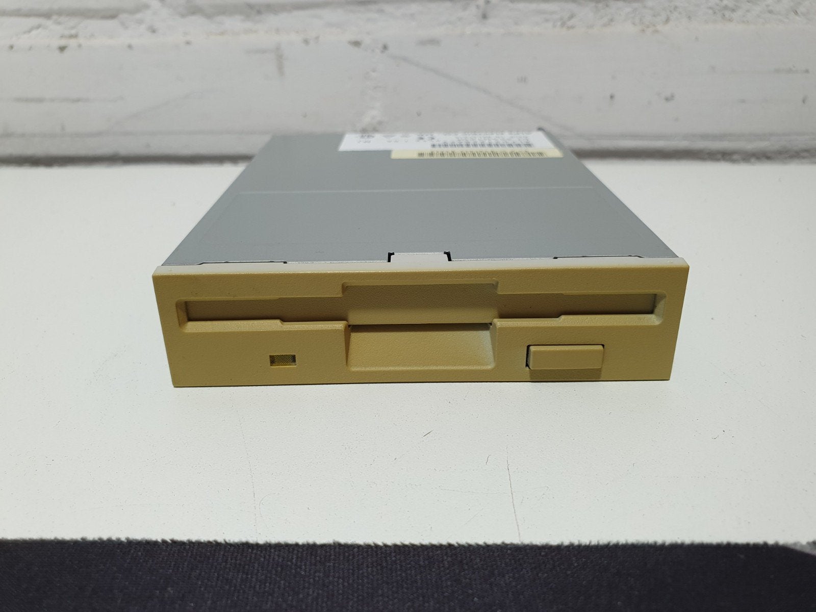 ALPS DF354N120F 3.5" floppy drive – beige, Computers en Software, Optische drives, Intern, ., Ophalen of Verzenden, Zo goed als nieuw