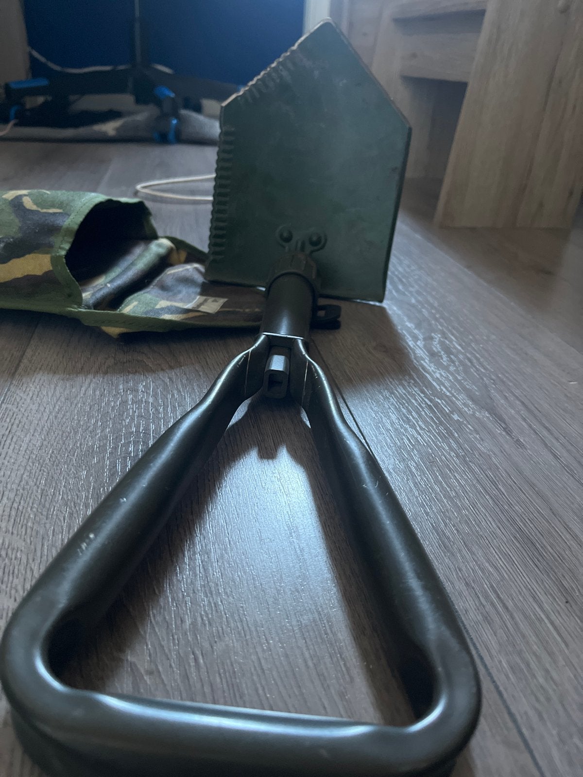 Militaire opvouwbare schep met camouflage hoes, Verzamelen, Militaria | Algemeen, Ophalen, Landmacht, Nederland, Overige typen