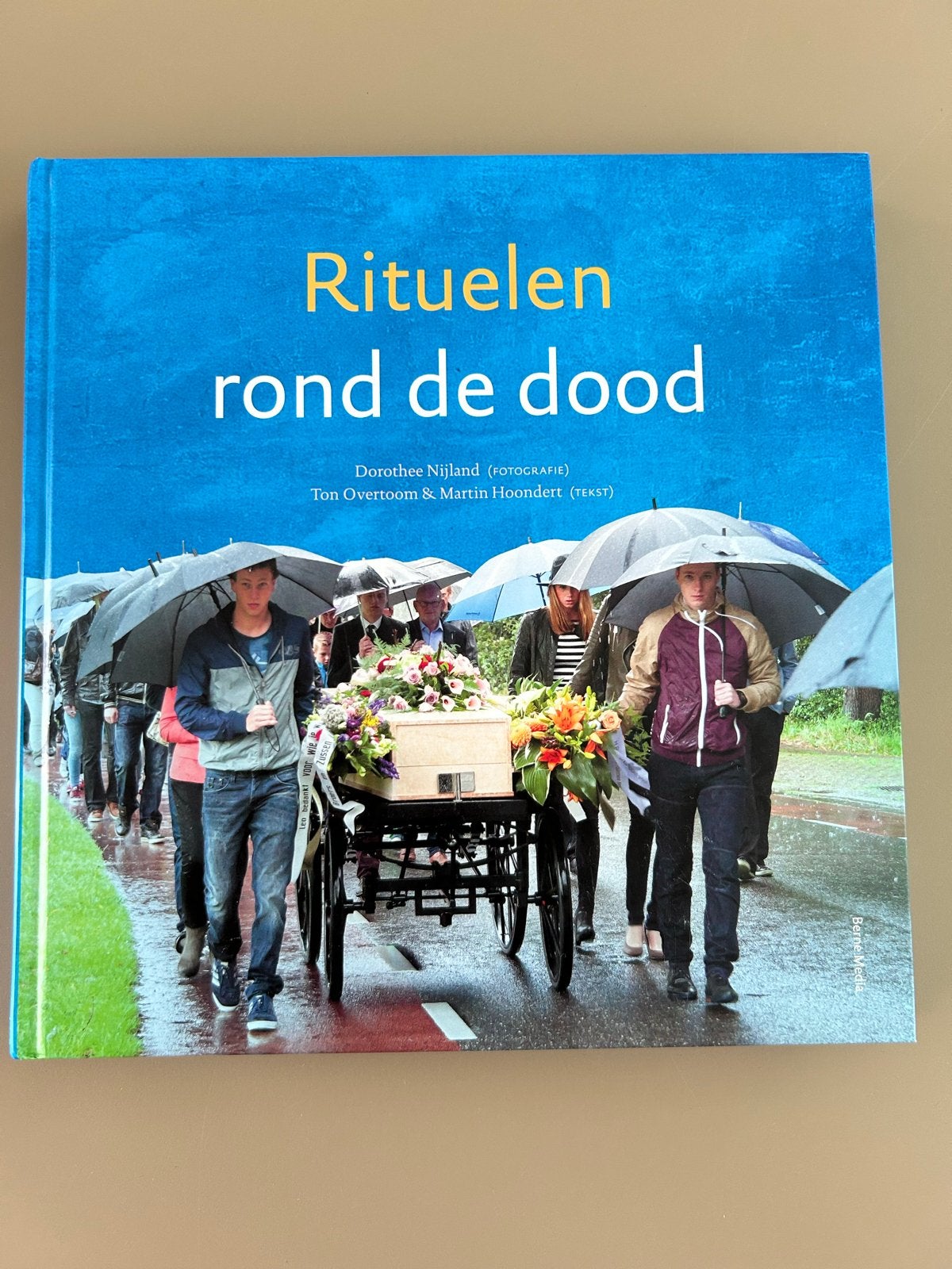 Rituelen rond de dood - Ton Overtoom en Martin Hoondert, Boeken, Ophalen of Verzenden, Nieuw, Ziel of Sterfelijkheid, Achtergrond en Informatie