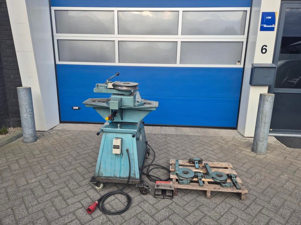 AMGA 2 Buigmachine Hydraulische 380V compleet met mallen!, Doe-het-zelf en Verbouw, Gereedschap | Overige machines, Gebruikt, Holland