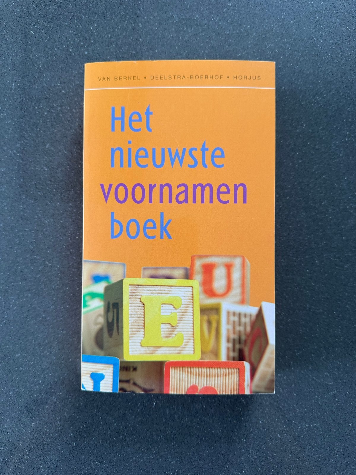 Het nieuwste voornamenboek - Inspiratie voor babynamen, Ophalen of Verzenden, Zo goed als nieuw, Zwangerschap en Bevalling