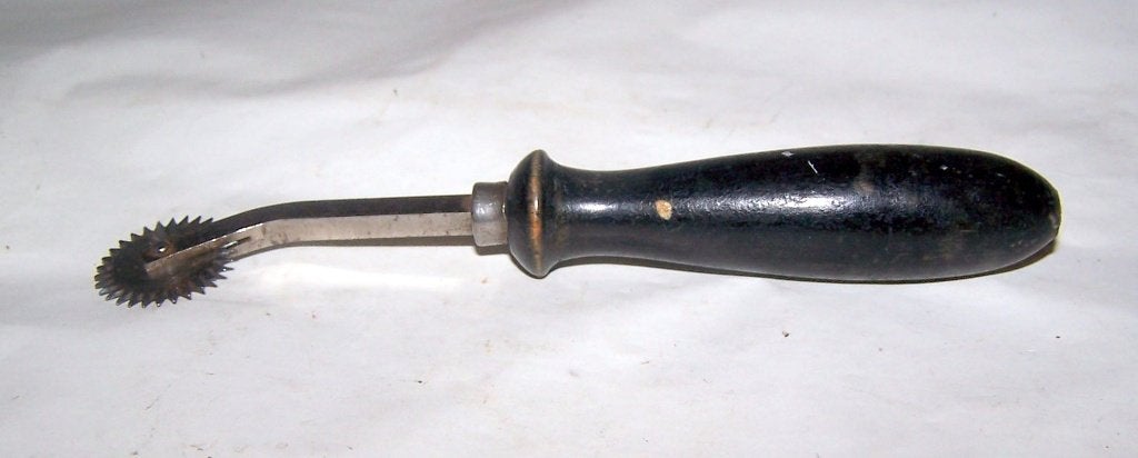 Vintage Patroonwiel / Overtrekrolletje met houten handvat, Ophalen of Verzenden, Gebruikt, Overige typen