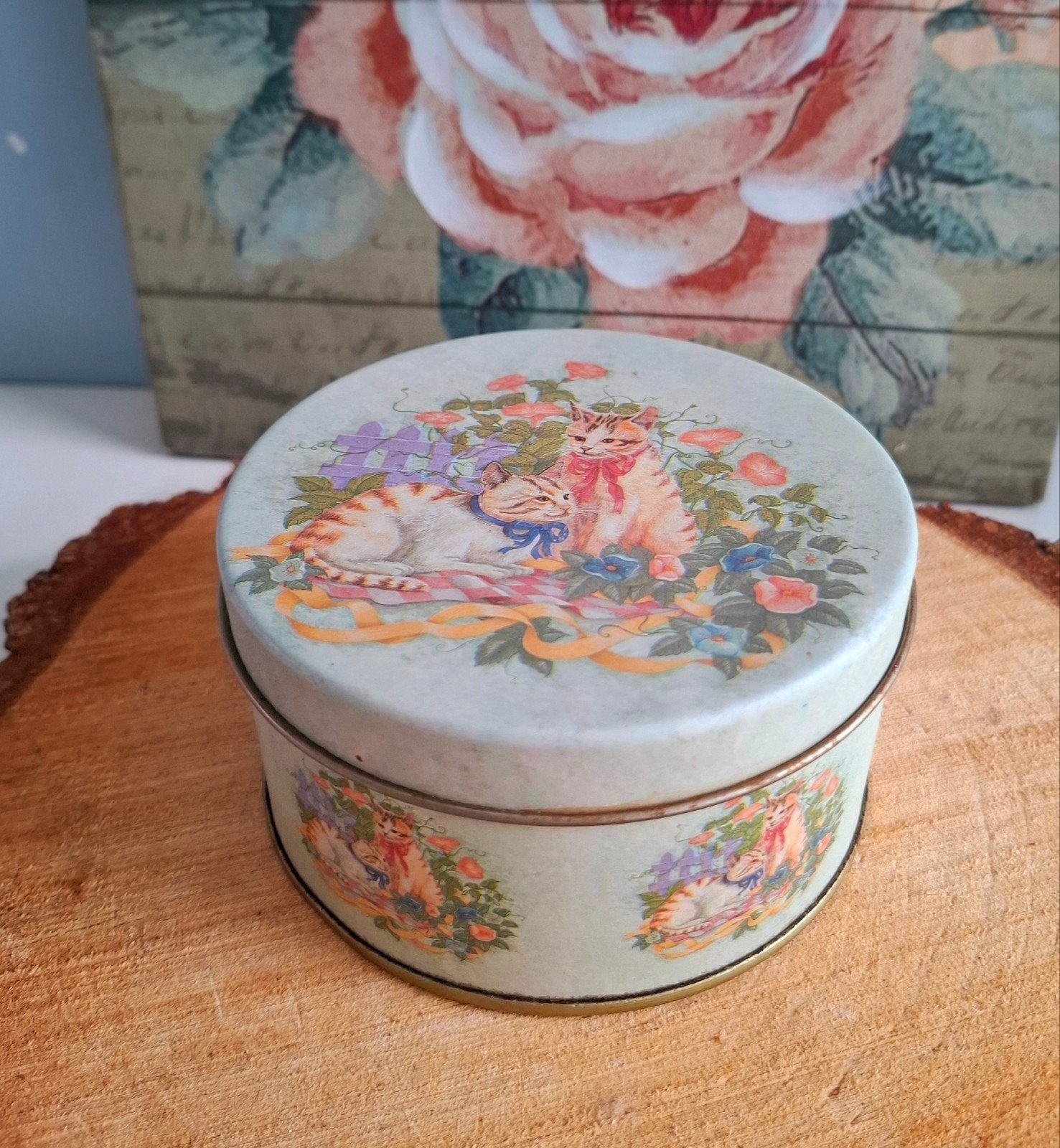 Decoratief blikje met poesjes en bloemen, Verzamelen, Blikken, Ophalen of Verzenden, Gebruikt, Koek(jes), Overige merken