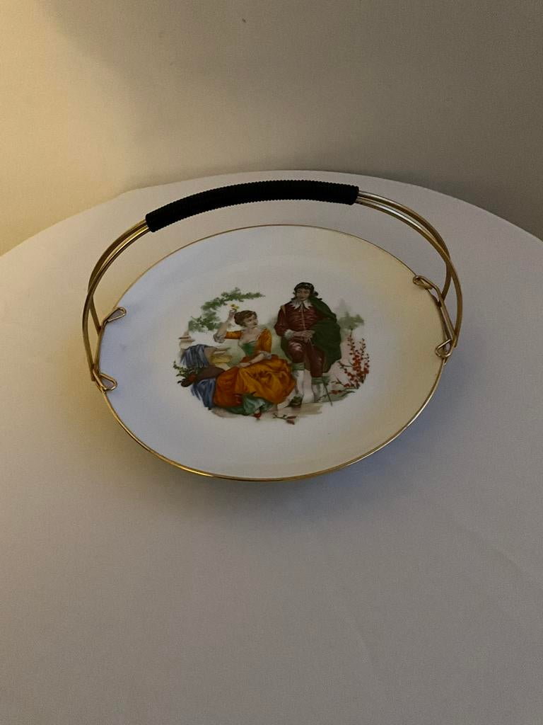 Serveerschaal met een romantisch tafereel  van LIMOGES, Ophalen