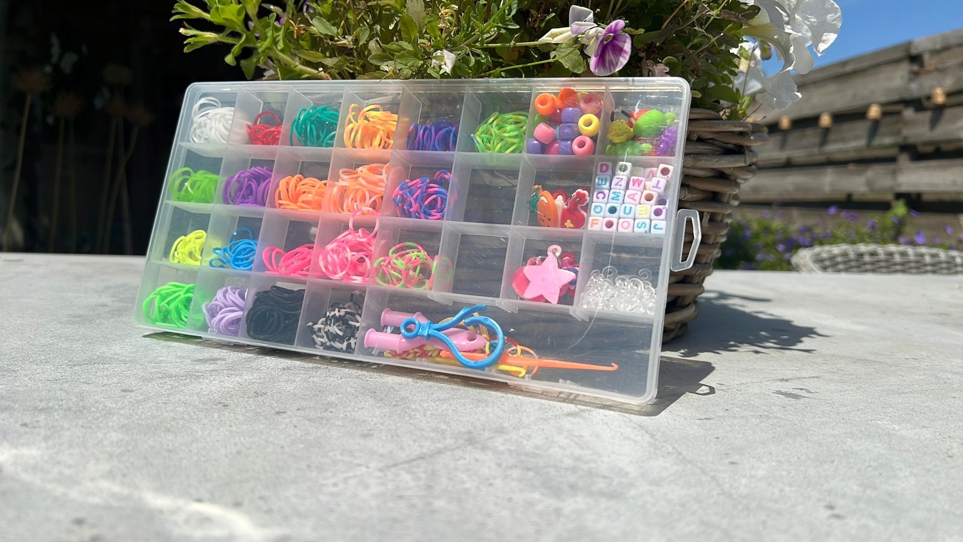 Loombandjes en kralen en figuurtjes, Ophalen, Zo goed als nieuw