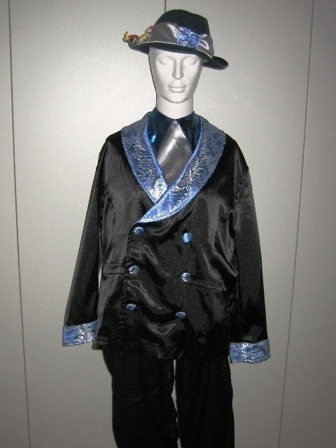Te koop aangeboden: Gentleman Heren Jas, blouse en hoed , Maat 52/54 (L), Carnaval, Ophalen of Verzenden, Zo goed als nieuw