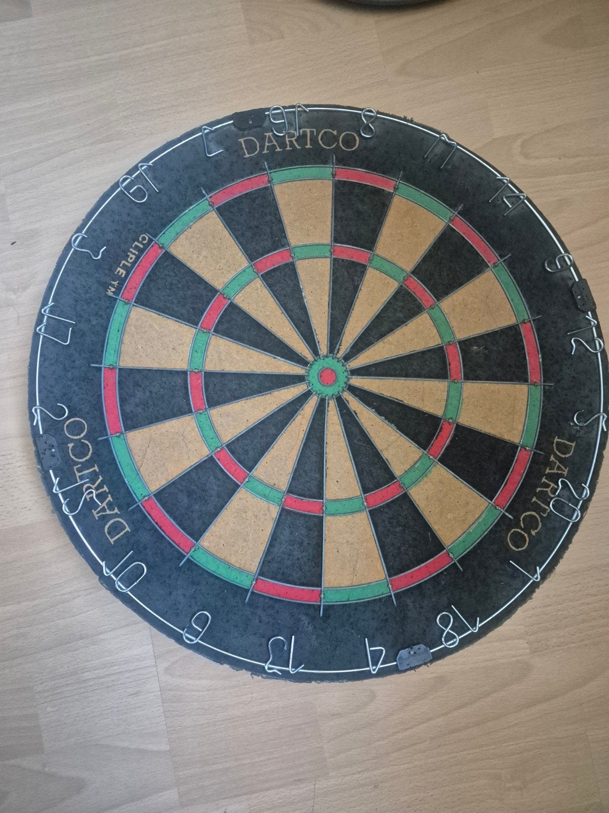 Dartbord DARTCO - Gebruikt maar in goede staat, Sport en Fitness, Ophalen, Gebruikt, Dartbord