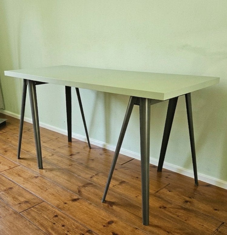IKEA Tafel met metalen poten en saliegroen blad, Ophalen, Zo goed als nieuw