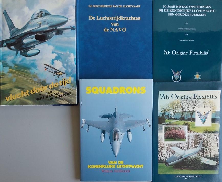 Vlucht door de tijd 75 jaar Nederl. luchtmacht 1919--1988, Ophalen of Verzenden, Luchtmacht, Nederland, Boek of Tijdschrift