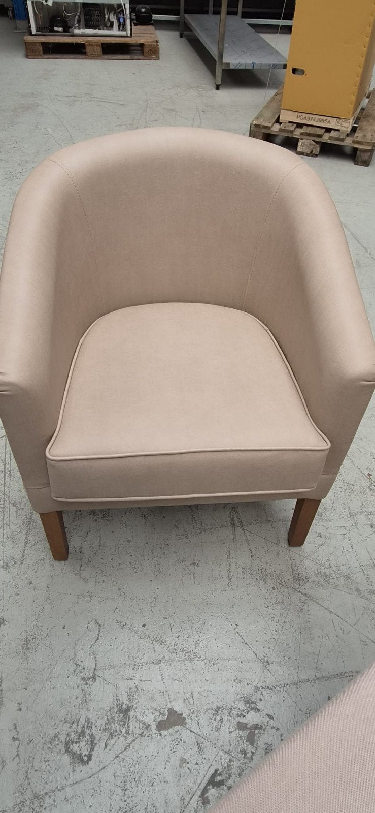 Comfortabele fauteuil - Beige stof met houten poten, Huis en Inrichting, Fauteuils, Modern, Comfortabel, Gebruikt, Minder dan 75 cm