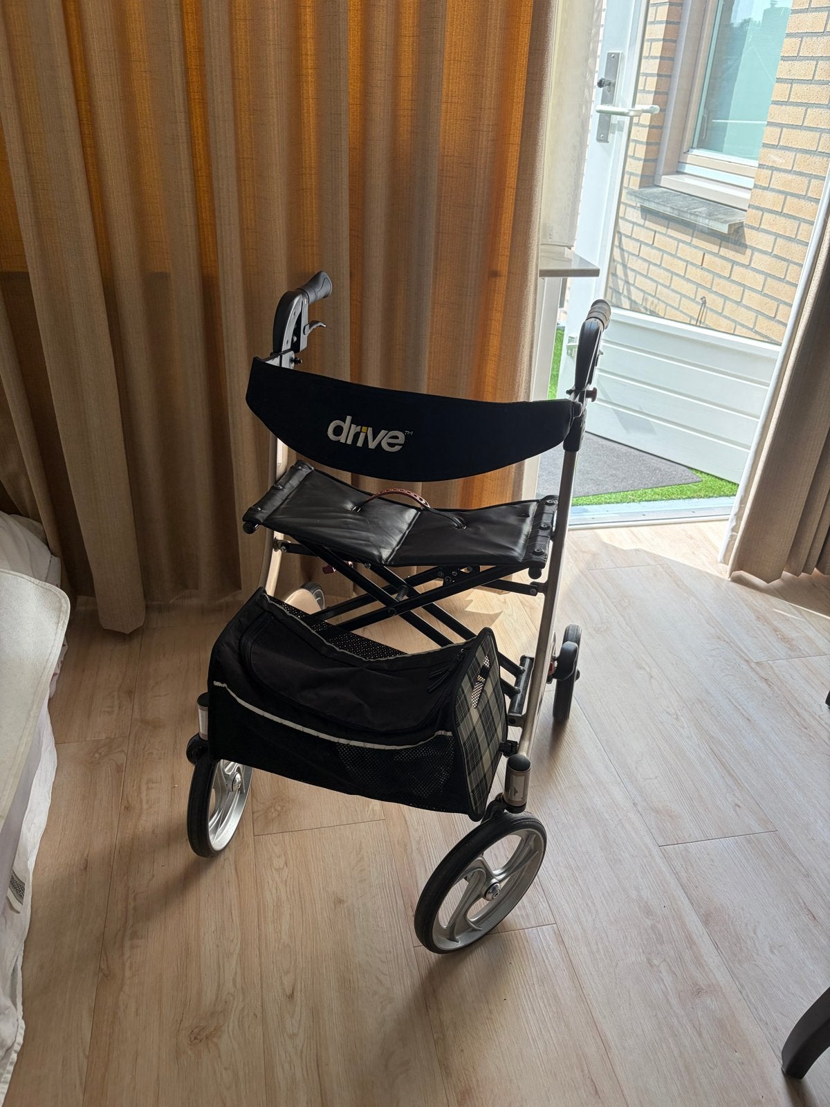 Nette rollator met zitje en opbergtas, Diversen, Ophalen, Opvouwbaar, Gebruikt