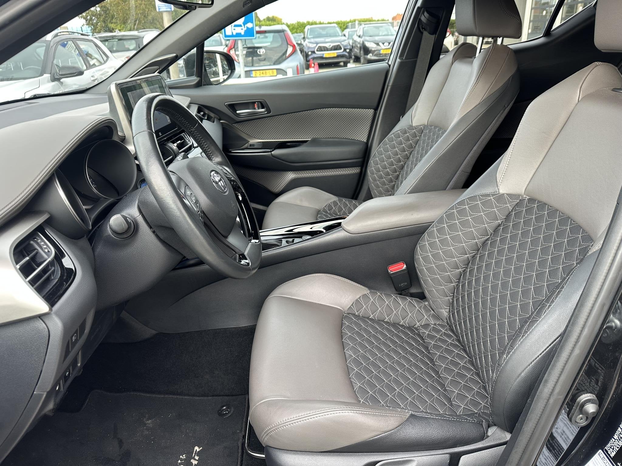 Toyota C-HR 2.0 Hybrid Executive, Auto's, Euro 6, 4 cilinders, Leder en Stof, Zwart