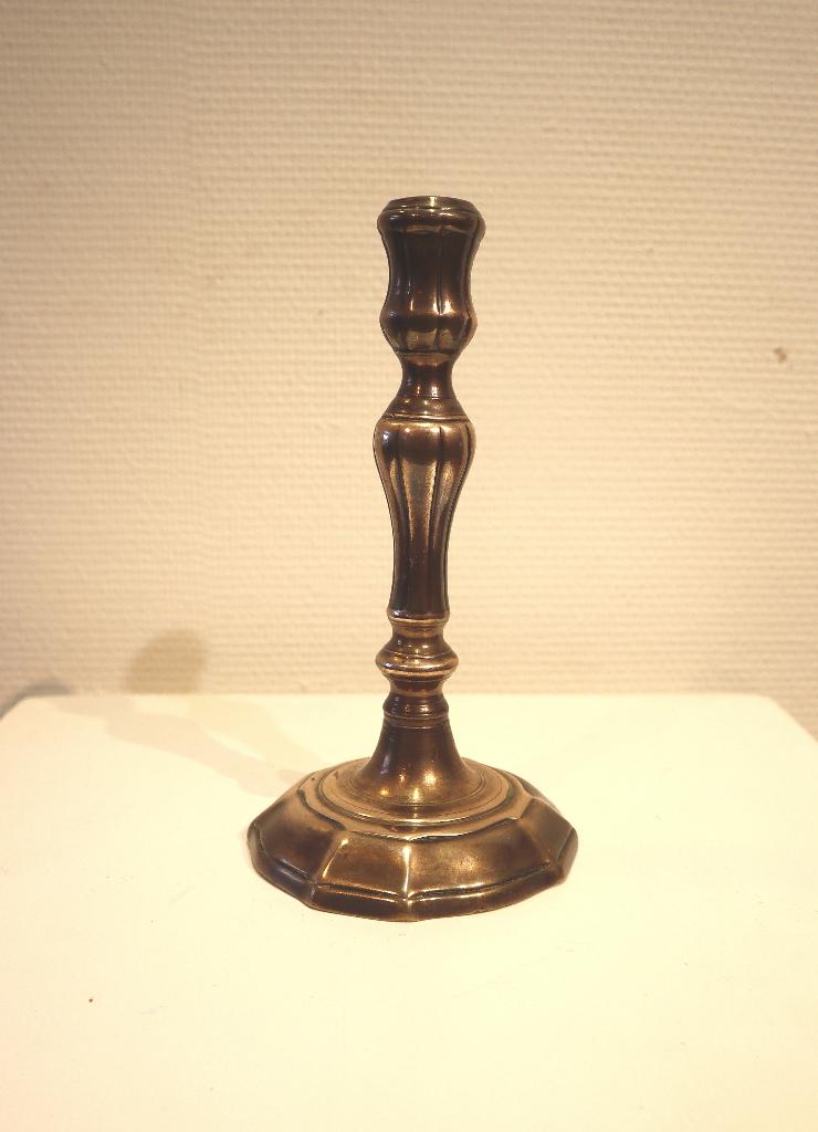 Antieke kandelaar, 18e eeuw, Antiek en Kunst, Ophalen of Verzenden, Koper of Brons