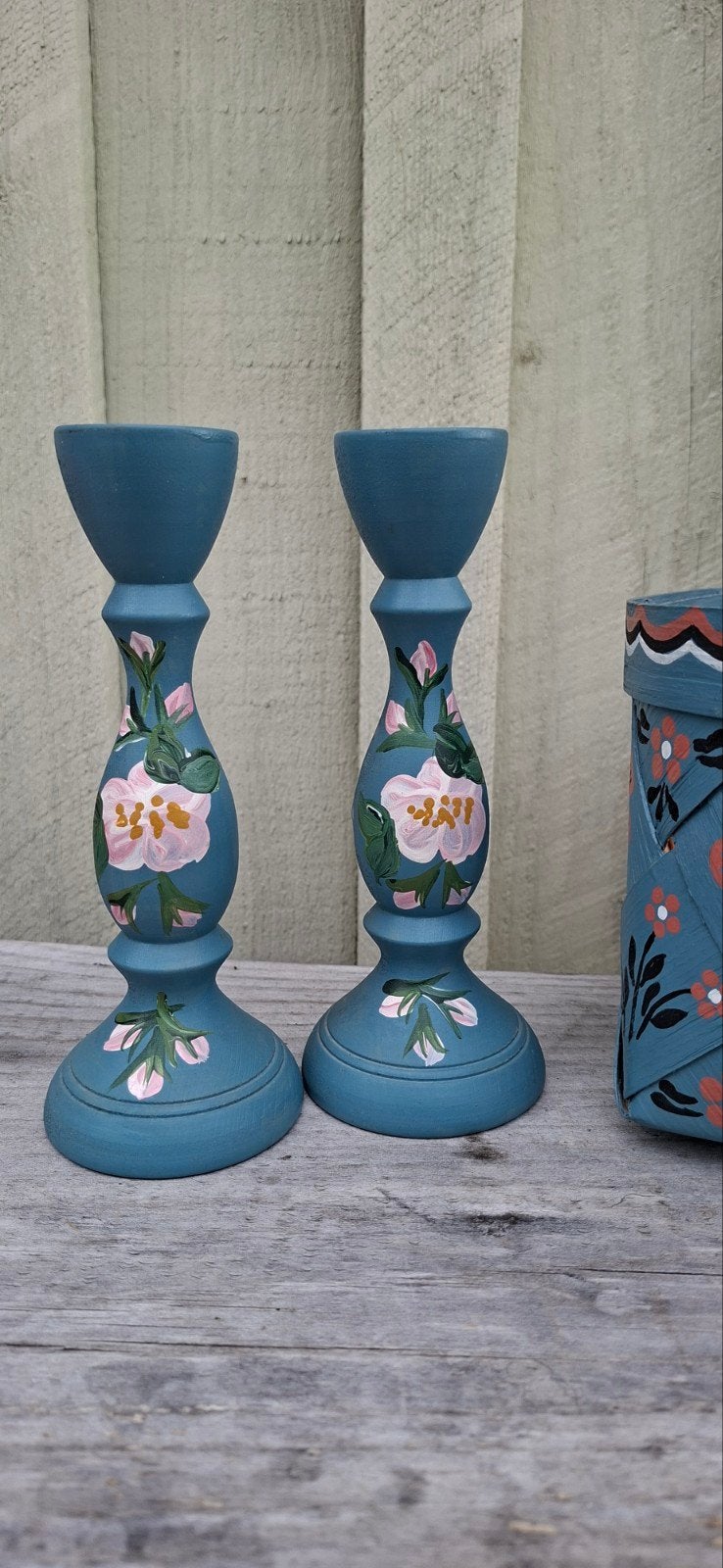 2 zweedse vintage houten kandelaars met bloemmotief, Ophalen of Verzenden