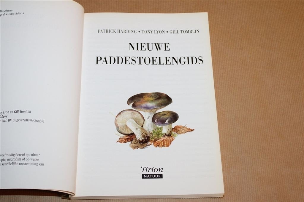Nieuwe Paddestoelengids — Eetbare en Giftige Soorten, Ophalen of Verzenden, Gelezen