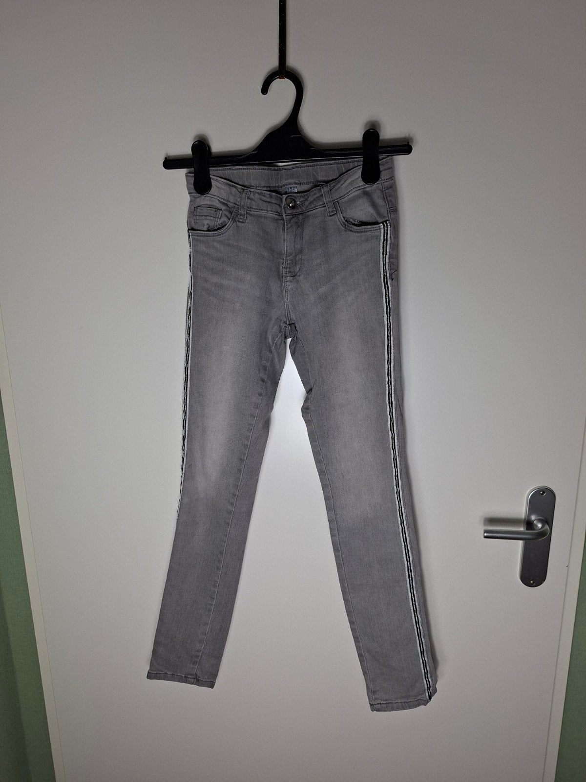 Grijze skinny jeans met zijstreep - Maat 152, Kinderen en Baby's, Broek, Gebruikt, Meisje, Ophalen of Verzenden