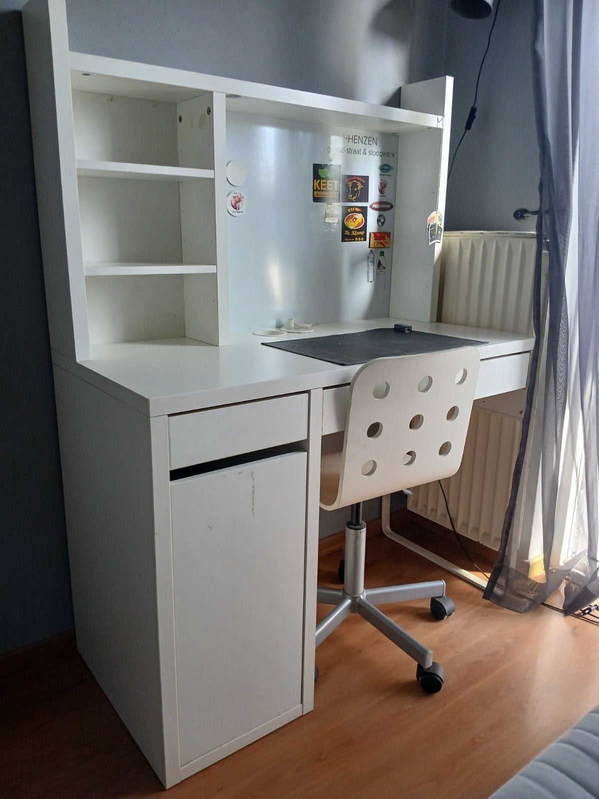 IKEA Micke Bureau Wit met Opbouw - Zo goed als nieuw, Huis en Inrichting, Met lades, Spaanplaat of MDF, Ophalen of Verzenden, Zo goed als nieuw