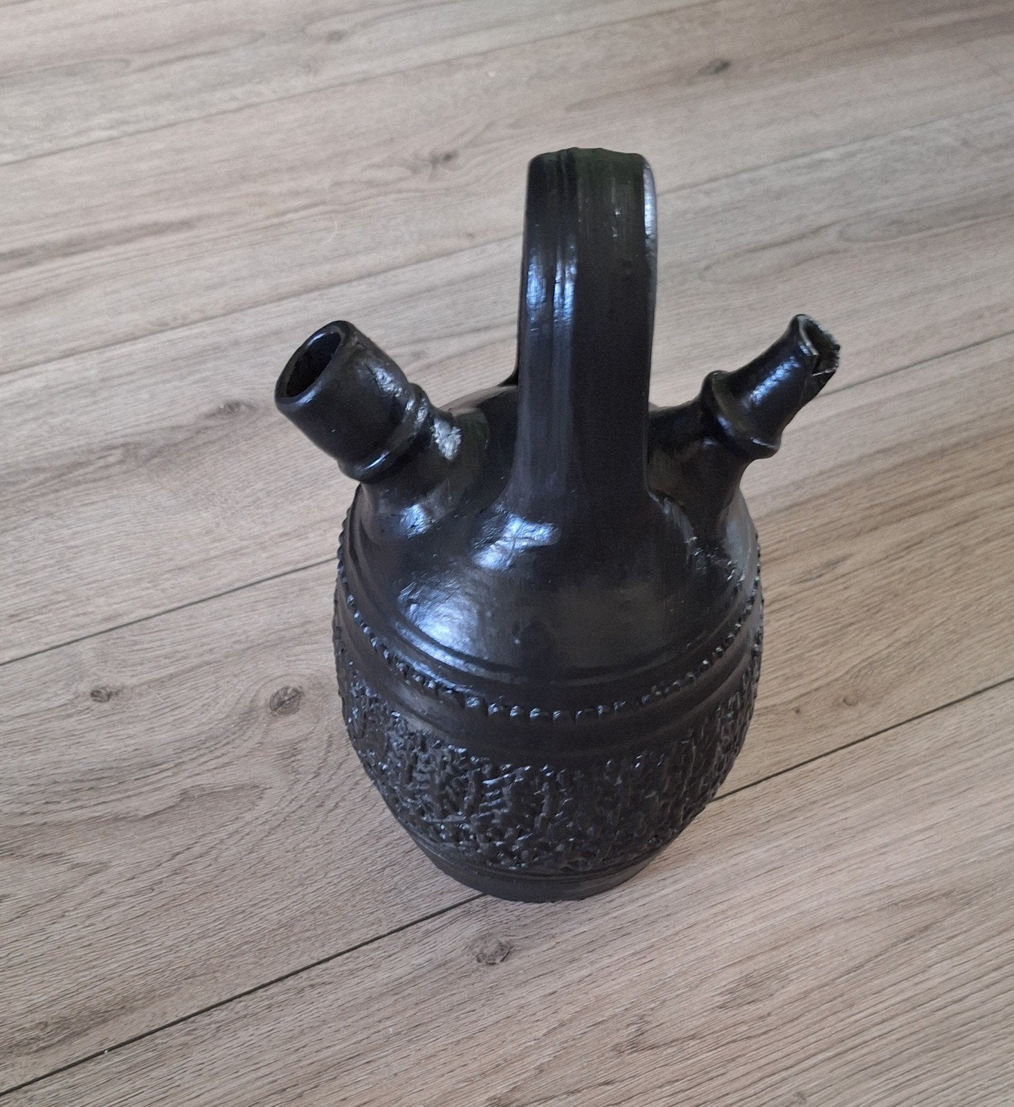 Zwarte aardewerk kruik met handvat 30 cm, Huis en Inrichting, Met handvat, Ophalen of Verzenden, Zo goed als nieuw, Steen/keramiek