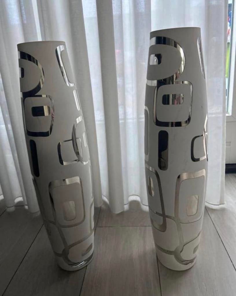 Set van 2 moderne vazen, wit met zilveren, Huis en Inrichting, Woonaccessoires | Vazen, Zo goed als nieuw, Wit, 50 tot 75 cm, Overige materialen