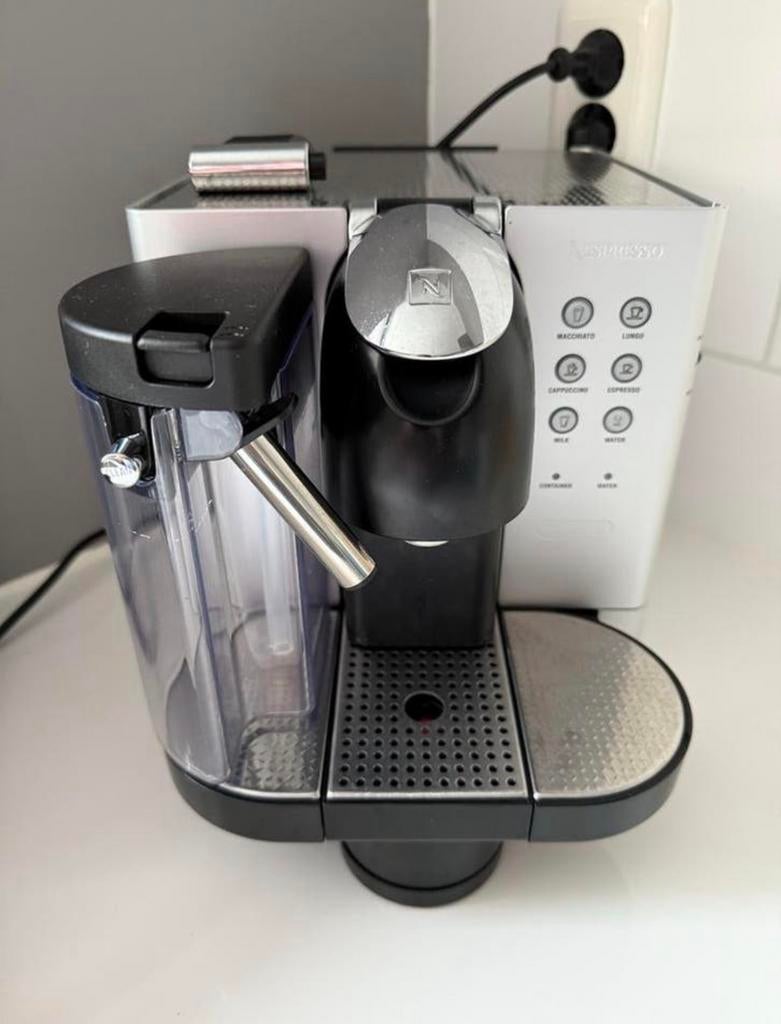 Nespresso Delonghi 720.M Koffiemachine met Melkopschuimer, Koffiemachine, Ophalen of Verzenden, Zo goed als nieuw, 2 tot 4 kopjes