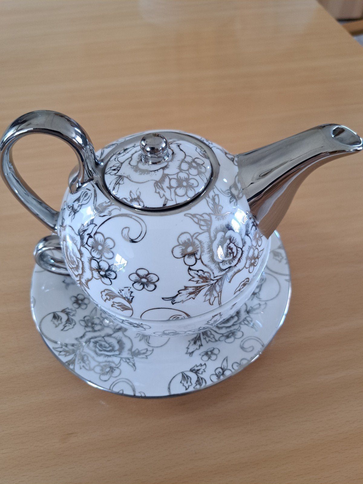 Theepot met kop en schotel - Zilveren bloemmotief, Keramiek, Ophalen of Verzenden, Zo goed als nieuw, Overige stijlen