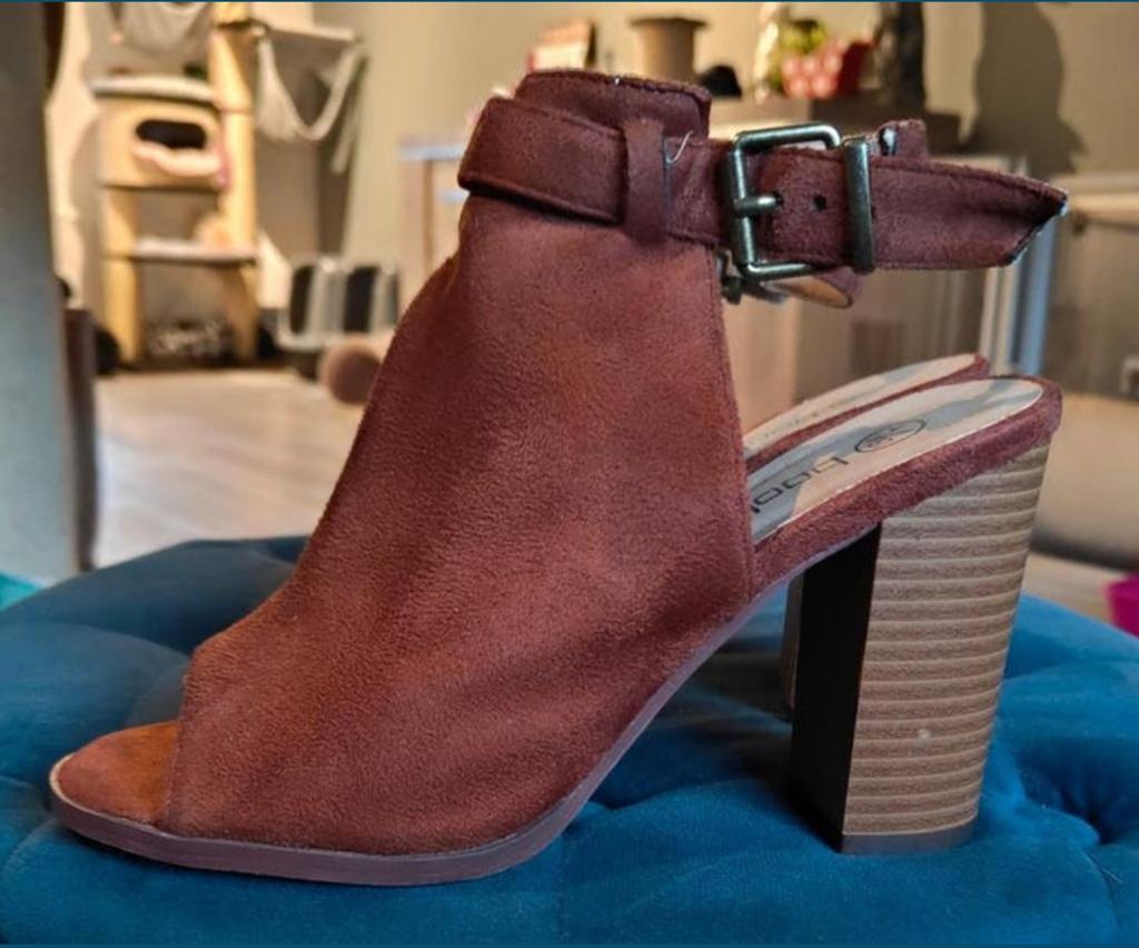 Bruine Sandalen Boohoo met hak maat 37, Ophalen of Verzenden, Zo goed als nieuw, Bruin, Sandalen of Muiltjes