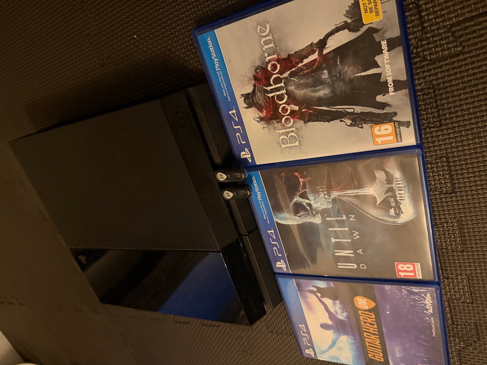 PlayStation 4  met games en guitar hero live + gitaren, Ophalen, Met 2 controllers, Zo goed als nieuw, Slim