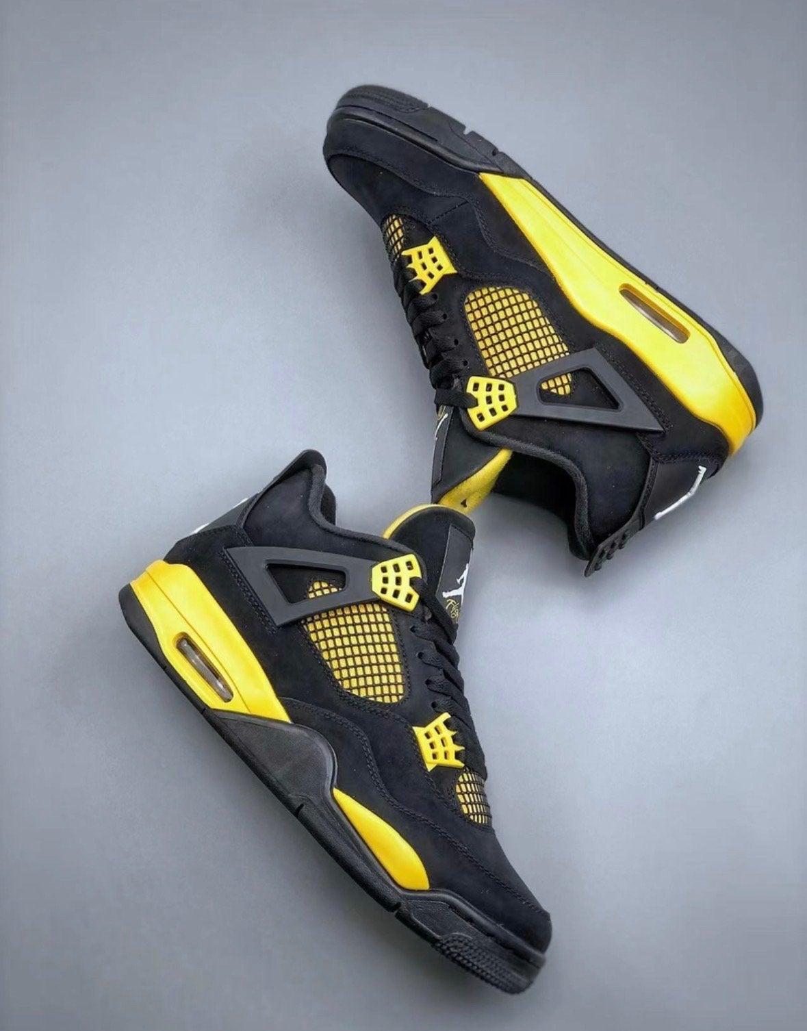 Nike Air Jordan 4 Retro 'Thunder' - Zwart/Geel, Ophalen of Verzenden, Zo goed als nieuw, Zwart, Sneakers of Gympen