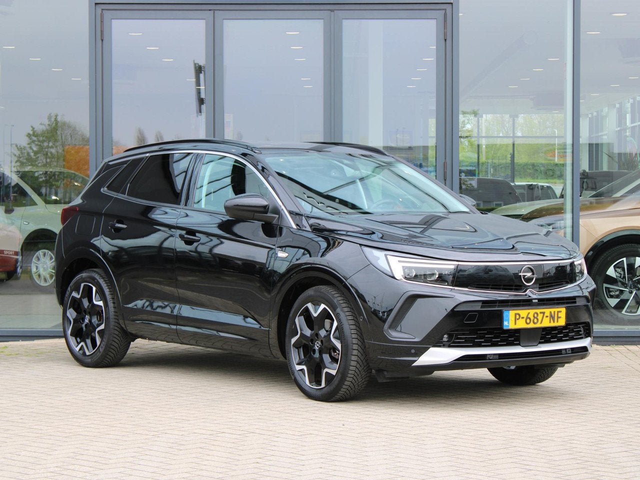 Opel Grandland 1.2 Turbo Business Elegance | Stoel & Stuur v, Auto's, Gebruikt, Stoelverwarming, 1199 cc, Zwart