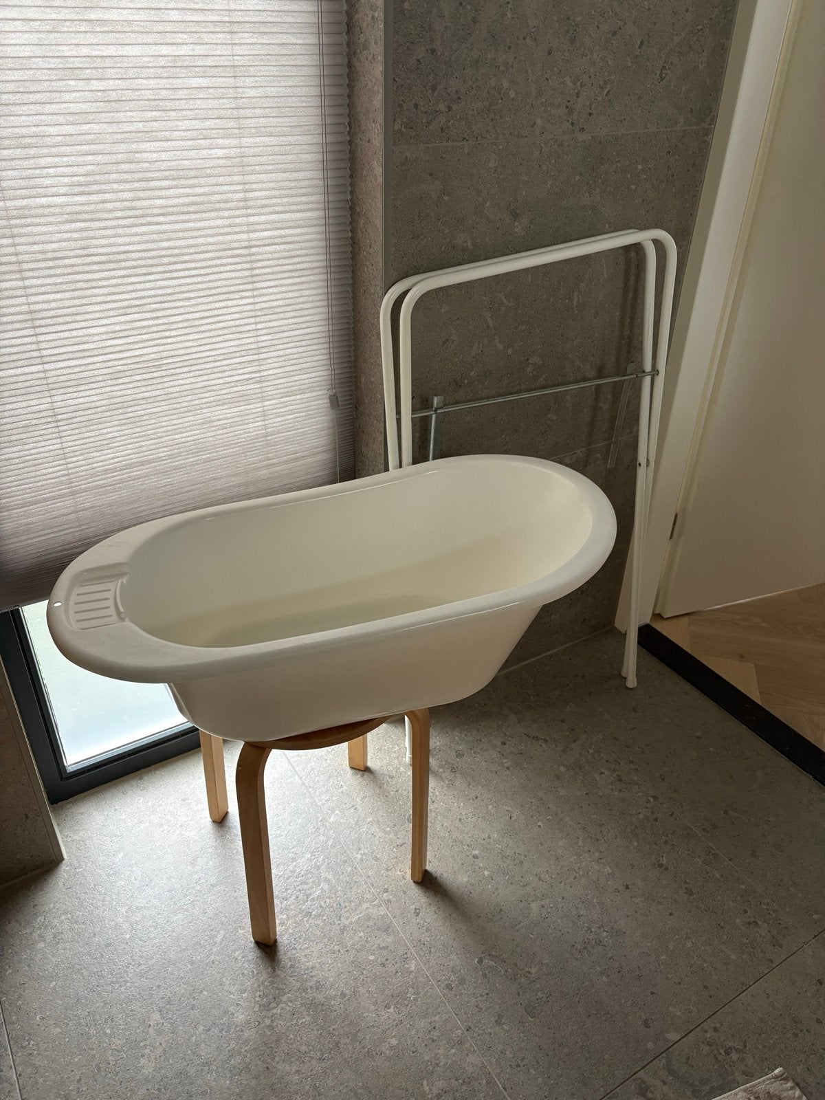 Babybadje met standaard, Zo goed als nieuw, Badje, Standaard, Ophalen