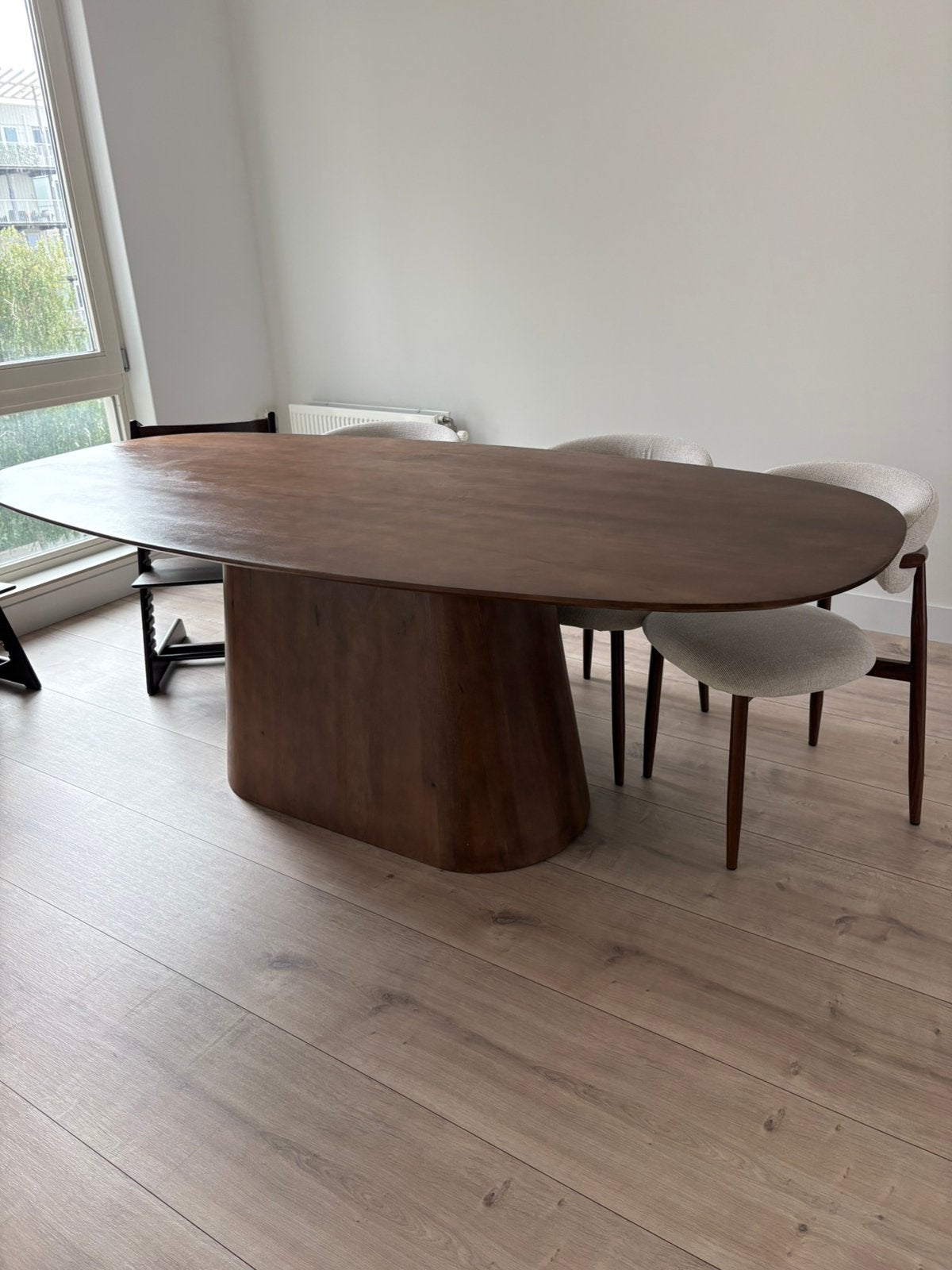 Japandi eettafel walnoot 220 ovaal, Huis en Inrichting, Ophalen, 100 tot 150 cm, 200 cm of meer, Zo goed als nieuw