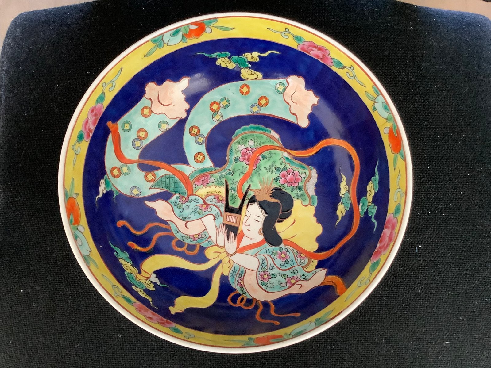 Japanse Arita Porseleinen Schaal – Decoratieve Apsara, Ophalen of Verzenden