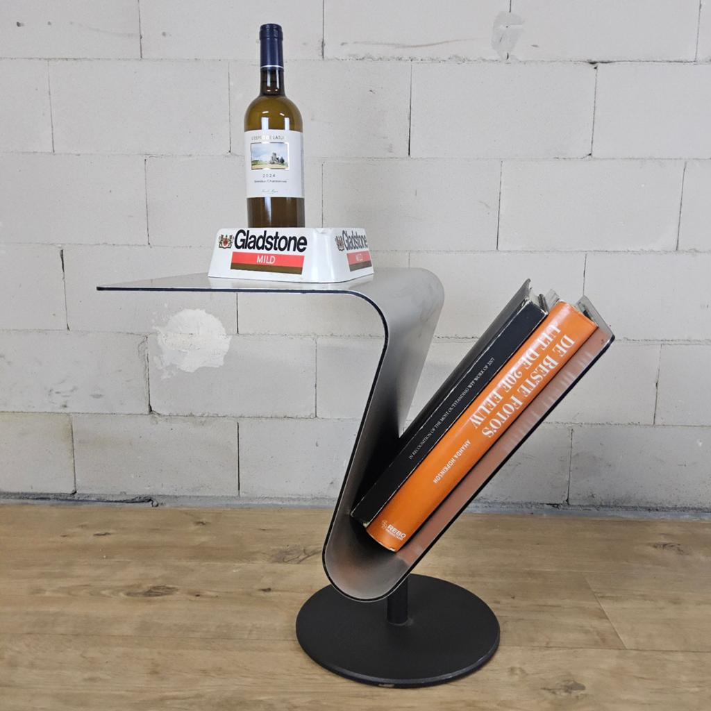 Moderne metalen minimalistische bijzettafel met lectuurbak, Gebruikt, Pleper Concept, ., Ophalen of Verzenden